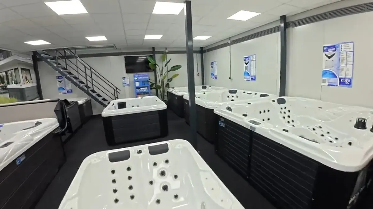 Overzicht van de showroom van Spaweb met spa’s naast elkaar