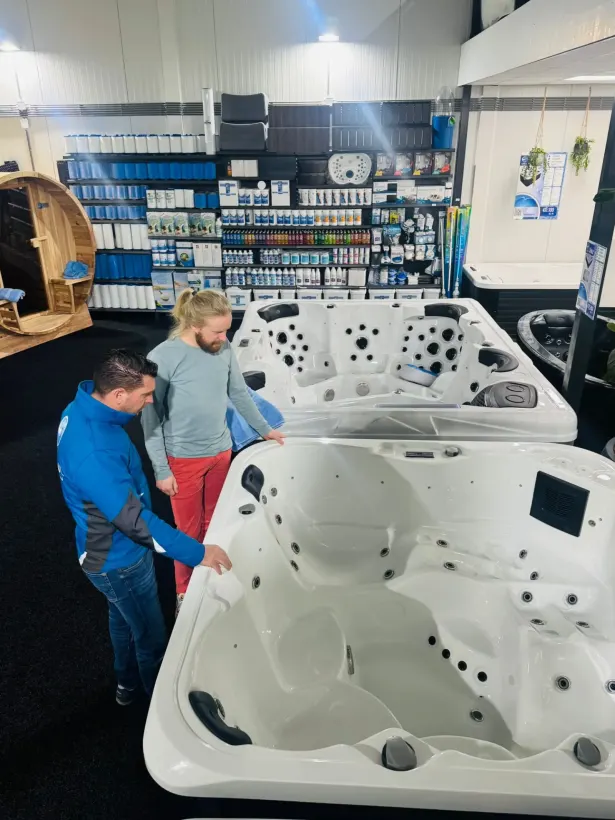 Klanten bekijken een spa in de showroom van Spaweb