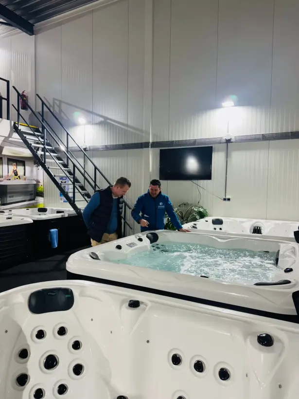 Uitleg bij een gevulde spa in de showroom van Spaweb