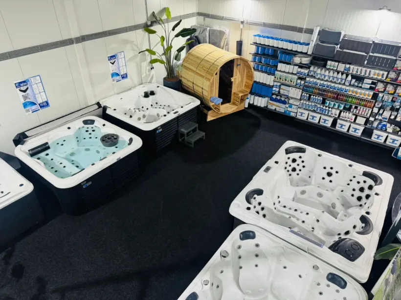Spa’s naast elkaar in de showroom, met de onderhoudsproducten op de achtergrond