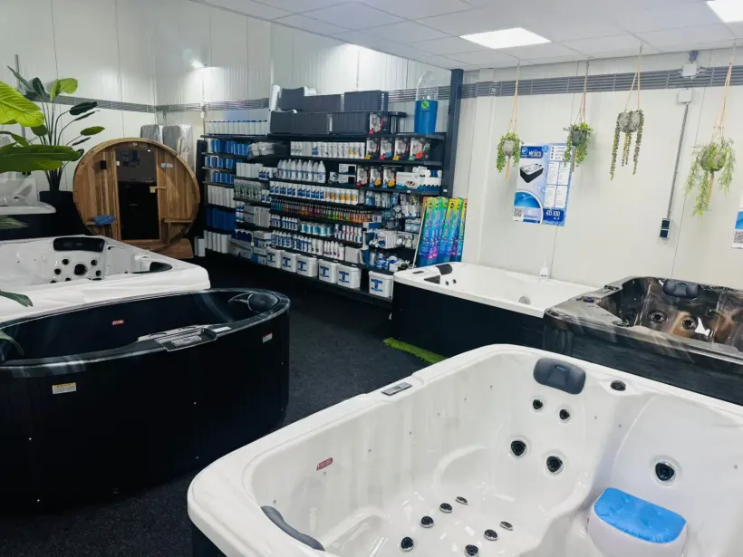 Witte spa met blauwe hoofdsteun in de showroom in Almelo