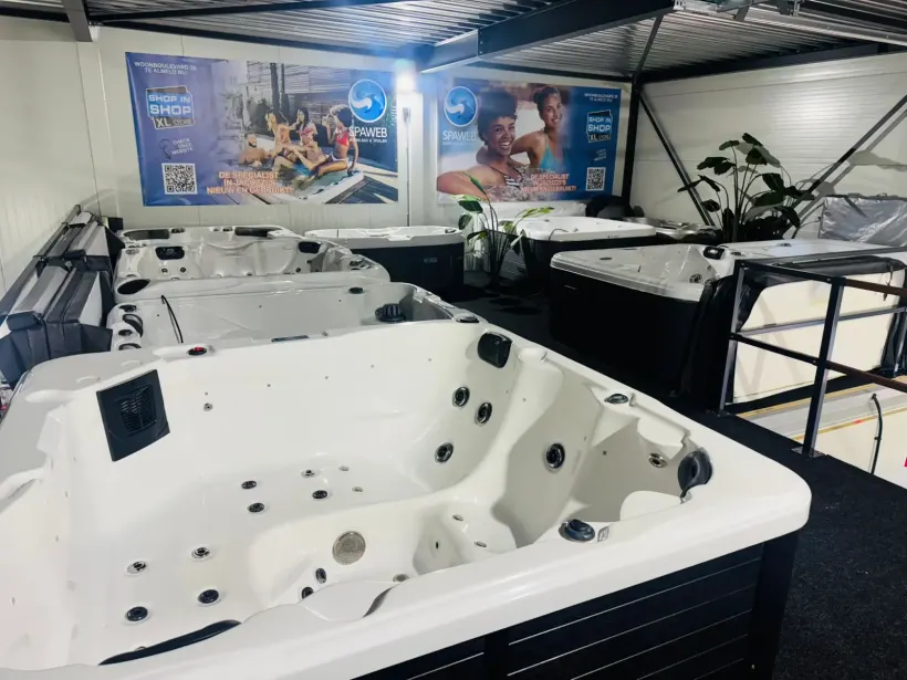 Overzicht van de showroom met spa’s en de entresol