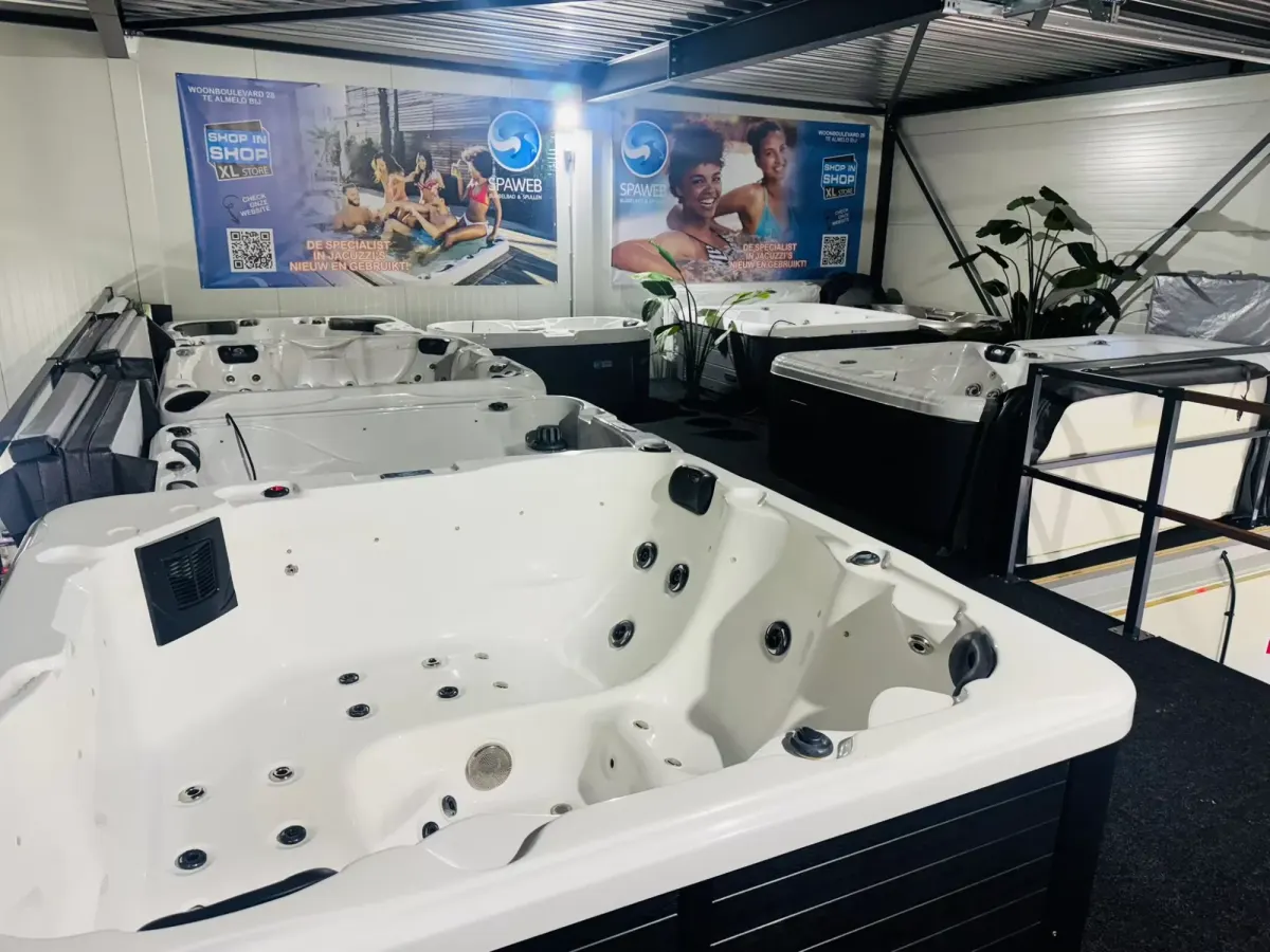 Spa’s in de showroom van Spaweb in Almelo